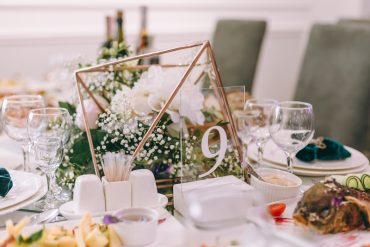 how many guests should i invite to my wedding